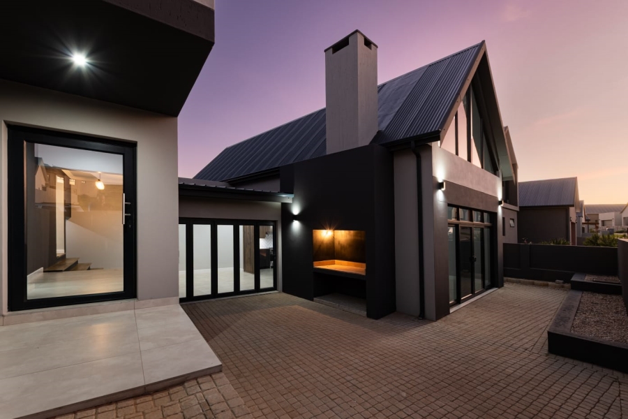 To Let 3 Bedroom Property for Rent in Outeniquasbosch Western Cape